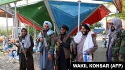 تعدادی از طالبان مسلح در نزدیکی بند قرغه در کابل 