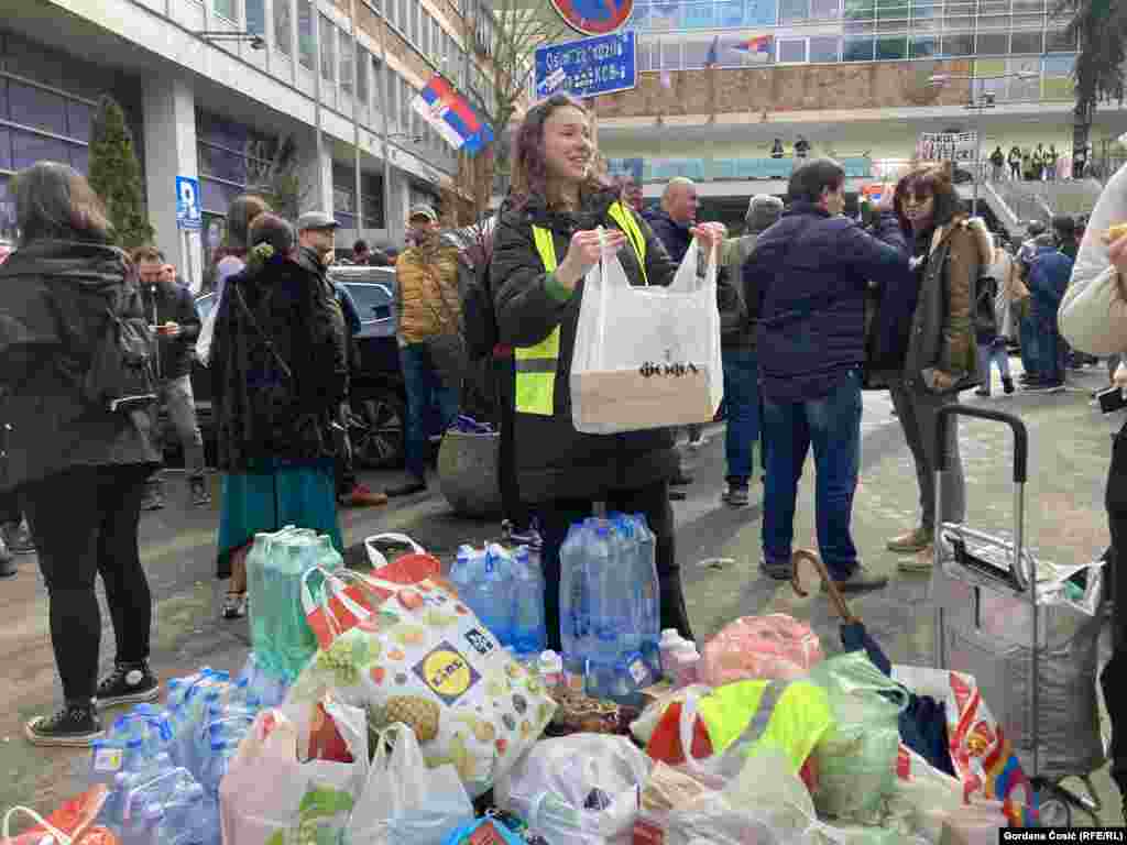 Podjela hrane i vode studentima u protestu ispred RTS-a, 11. marta 2025.