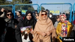 د عمران خان خور علیمه خان (له ښي لوري دویمه) د تحریک انصاف له پلویانو سره یوځای اډیالې زندان ته څېرمه د احتجاج پر مهال - د جنورۍ شپږمې انځور.