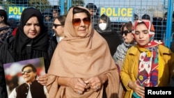 د عمران خان خور علیمه خان د اډیالې زندان مخې ته ولاړه ده. انځور له ارشیفه