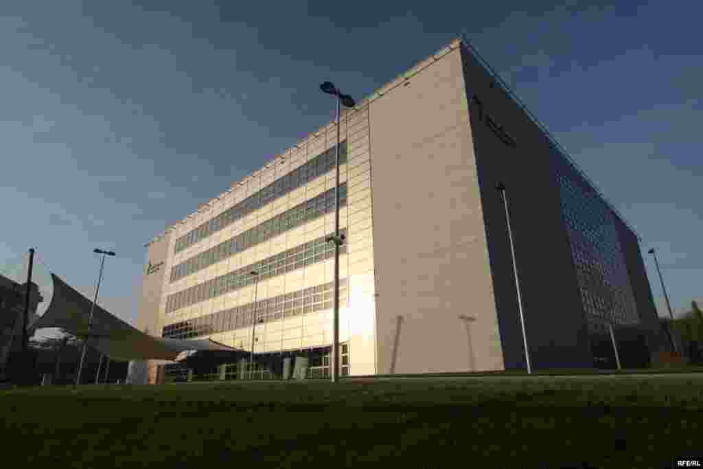 U lipnju 2009-e godine radio se seli u novu zgradu u Pragu. To je prvi put u povijesti da radio Slobodna Evropa ima zgradu namijenjenu radu medija. Sve do tada je radio emitirao iz adaptiranih zgrada. 