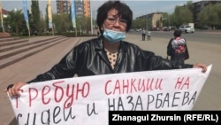 Правозащитница Алима Абдирова проводит пикет перед зданием акимата Актюбинской области. Актобе, 11 мая 2021 года.
