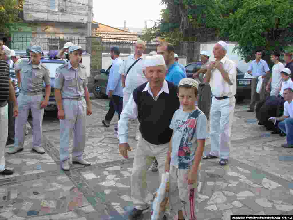 На намаз прийшли старші люди з внуками