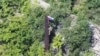 Un stop-cadru dintr-un videoclip difuzat de Ministerul Apărării rus arată un soldat rus care ridică steagul la Iablunivka, în regiunea Donețk. Rușii anunță des că au mai cucerit sate în zona respectivă. 