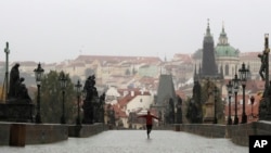 Після нових обмежень зазвичай багатолюдні туристичні місця столиці Чехії Праги знову спорожніли. Фото 14 жовтня 2020 року