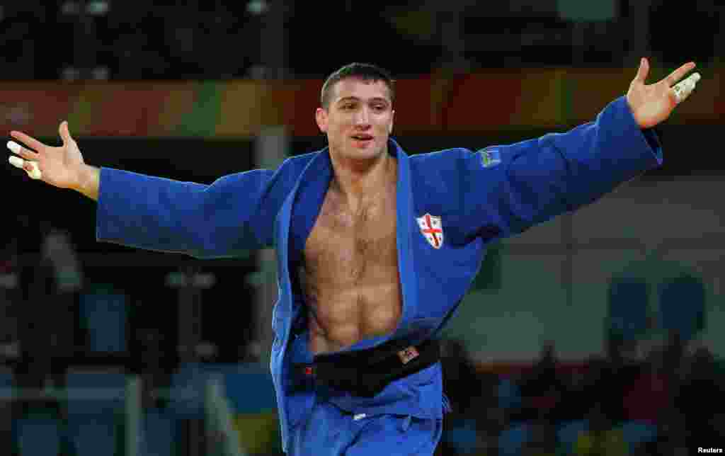 90 კგ-მდე წონით კატეგორიაში მოასპარეზე ძიუდოისტი ვარლამ ლიპარტელიანი ნახევარფინალურ შერკინებაში გამარჯვებას ზეიმობს.