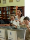Moldovans with double citizenship voting in Chisinau, in Romanian presidential elections 
