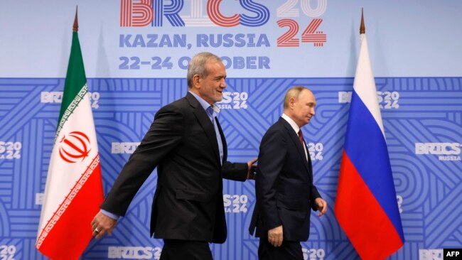 Rusiya prezidenti Vladimir Putin Kazanda BRICS sammiti çərçivəsində iranlı həmkarı Məsud Pezeşkianla görüşür.
