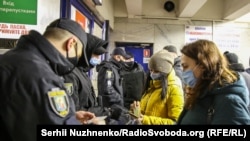 Перевірка ковід-сертифікатів перед входом до метро, Київ