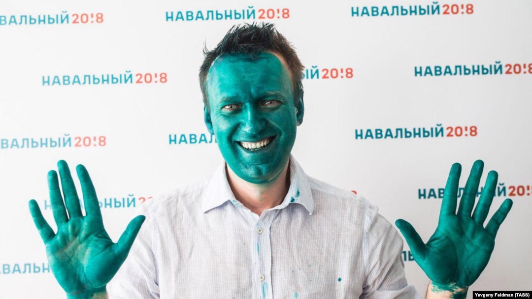 Алексей Навальный, которого облили зеленкой, на открытии штаба в Барнауле 