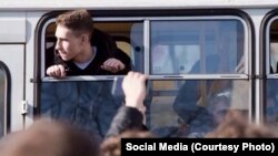 Oleg Alekseýew beýleki egindeşleri bilen Kalinigradda korrupsiýa garşy ýörişe çykdylar. 