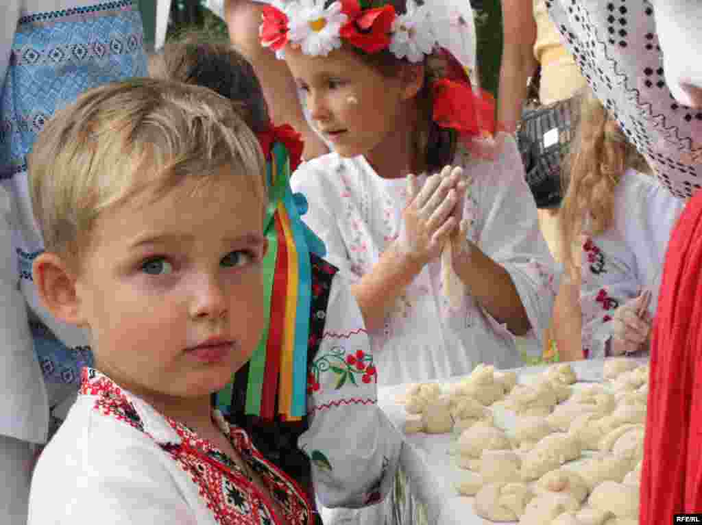 Спеціальна розвага для наймолодших: можна виліпити фігурки з тіста, а потім скуштувати власний виріб.