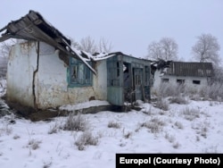 Kjo shtëpi e rrënuar ishte një nga adresat e përdorura në mënyrë të rreme për regjistrimin e personave me shtetësi të dyfishtë për një letërnjoftim rumun.