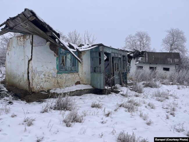 Kjo shtëpi e rrënuar ishte një nga adresat e përdorura në mënyrë të rreme për regjistrimin e personave me shtetësi të dyfishtë për një letërnjoftim rumun.
