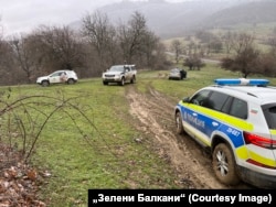  Екипи на „ Зелени Балкани “ и на полицията обхождат региона, където са открити мъртвите лешояди 