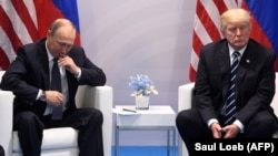 АКШ президенти Дональд Трамп менен Орусиянын президенти Владимир Путин "Чоң жыйырманын" Гамбургдагы саммитинде. 7-июль, 2017-жыл. 