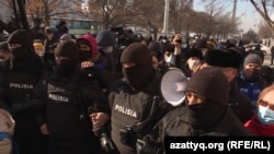 Спецназ полиции держит в окружении активистов в день парламентских выборов в Алматы, применяя прием, называемый кеттлингом. 10 января 2021 года.
