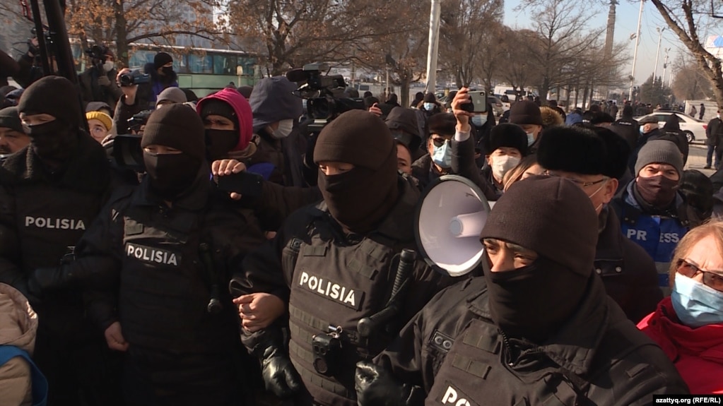 Спецназ полиции окружил протестующих активистов на площади в Алматы. 10 января 2021 года.