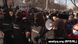 Полицейский спецназ взял в окружение группу вышедших на протест в день парламентских выборов. Алматы, 10 января 2021 года.
