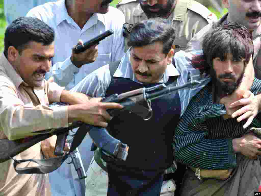 Pakistan - Uhapšen osumnjičeni - U Lahoreu su pakistanske sigurnosne snage uhapsile osumnjičenog teroristu kojeg povezuje sa grupom napadača na policijsku akademiju.Tada je poginulo 20 ljudi...