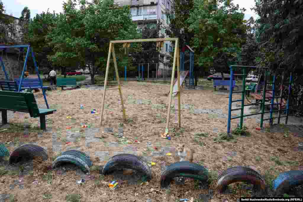 Дитячі майданчики, на яких вже ніхто не грається. На них можна побачити тільки кинуті дитячі іграшки, бездомних котів і літніх людей