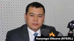 Мирлан Бакиров "Азаттык" радиосунун студиясында