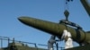 Trupele ruse încarcă o rachetă Iskander pe un lansator mobil în timpul exercițiilor, într-o locație nedezvăluită din Rusia.