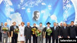 2010 елгы Тукай бүләге ияләре һәм хакимият вәкилләре, Казан, 30 август 2010 ел