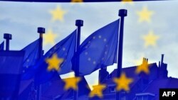 Флаги Евросоюза перед зданием Европарламента в Брюсселе.