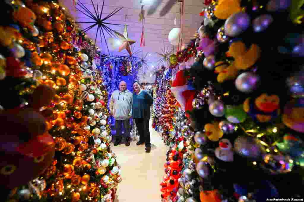 Një tjetër pjesë e shtëpisë së familjes Jeromin e mbuluar topa, yje, bredha e zbukurime tjera festive.&nbsp;&nbsp;