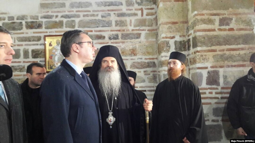 Aleksandar Vučić sa vladikom Teodosijem u Banjskoj, januar 2018.