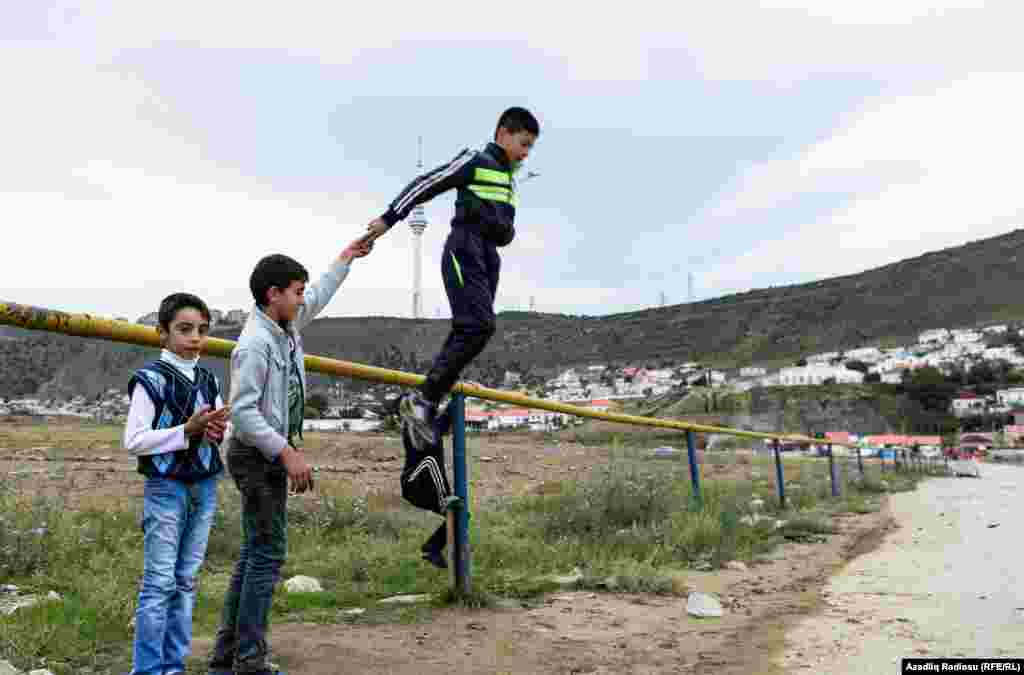 İçəri küçələr çox sıx olduğundan qəsəbədə yaşayan uşaqlar ətraf yollarda və geniş ərazidə oynayırlar. 