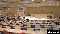Ничто сегодня не предвещало бури на пленарном заседании грузинского парламента. Депутаты намеревались рассмотреть ряд поправок в Кодекс о тюремном заключении, жарких дебатов по которым не предвиделось