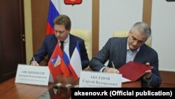 Российские главы правительств Крыма и Севастополя подписывают соглашение по установлению границы