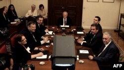 Лідери грецьких партій на нараді в президента Каролоса Папульяса (ц) домовляються про нові вибори і тимчасового прем’єра, 16 травня 2012 року