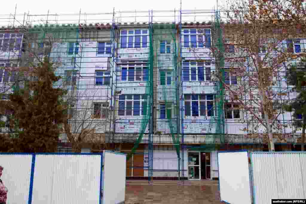 Jaýyň daşyny bezemek boýunça işleriň başlanmagy sebäpli bu ýaşaýyş jaýynyň birinji gatynda ýerleşän "Altyn Asyryň" toleg nokady, internet üçin töleg nokady 8-9 aý bäri işlänok. Dermanhana bilen dükan işleýär, emma olara girmek howply görünýär, Parahat -1&nbsp;&nbsp; &nbsp;