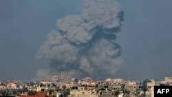 Shtëllungë e madhe tymi në jugun e Gazës, pas ashpërsimit të sulmeve izraelite. 19 janar 2024.