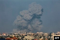 На фото, зробленому з Рафаха, видно дим, що здіймається над Хан-Юнісом у південній частині Смуги Гази під час ізраїльського обстрілу 19 січня 2024 року