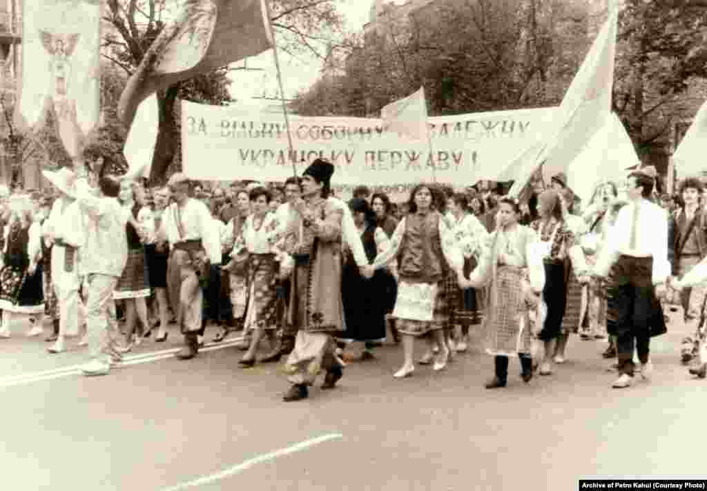 Під час відзначення Дня Землі в Києві, 22 квітня 1990 року. Цього дня відбувся багатотисячний мітинг біля Республіканського стадіону, а потім демонстрація Хрещатиком, в голові колони несли транспарант &laquo;За вільну, незалежну, соборну Українську державу!&raquo;