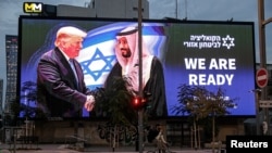 Билборд с президента на САЩ Доналд Тръмп, който се здрависва с принца на Саудитска Арабия Мохамед бин Салман на фона на израелското знаме, Тел Авив, Израел, февруари 2025 г.