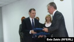 Ministri Rajko Ostojić i Rusmir Mesihović na potpisivanju sporazuma, Zagreb, 27. studenoga 2011.