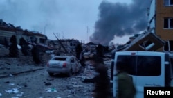 Украина- Чад се крева среде оштетените згради и возила по нападот на воената база Јаворив,13.3.2022
