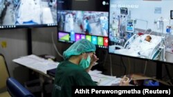 Një infermiere duke monitoruar gjendjen shëndetësore të një pacienti të infektuar me koronavirus.