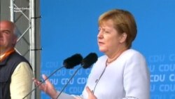 Меркел: Во Европа со мигрантите дојдоа и терористи
