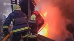 Пожарникари потушават пламъци, избухнали след руска въздушна атака в Киев, 8 ноември 025 г.