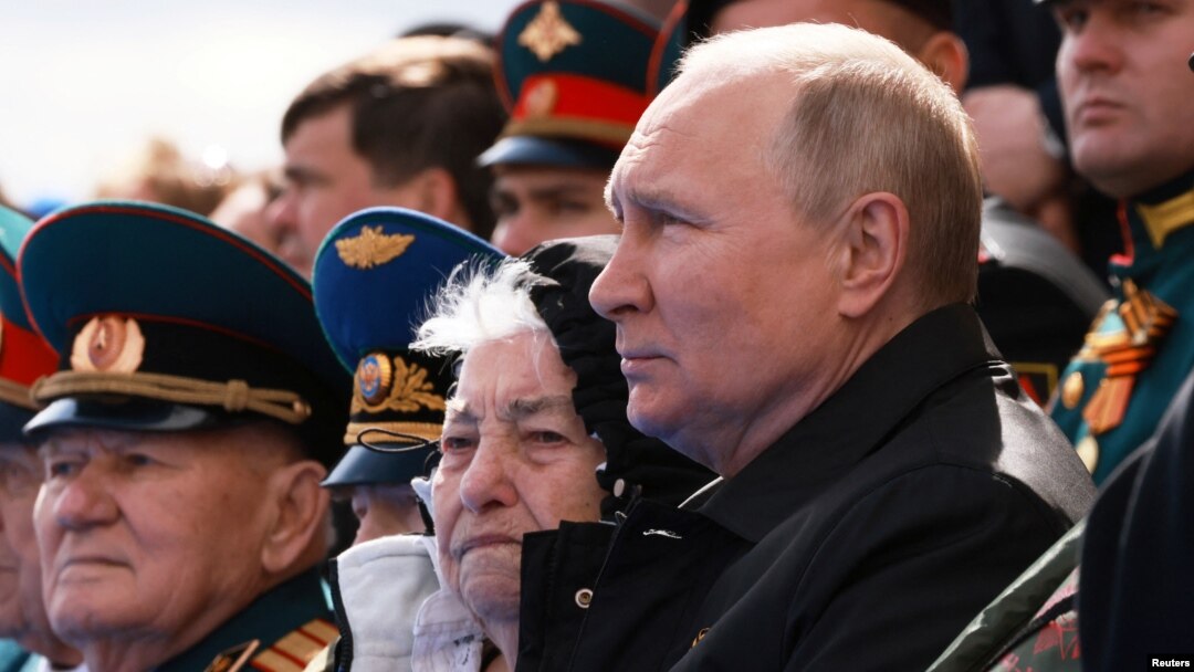 Рускиот претседател Владимир Путин ја гледа воената парада по повод 77-годишнината од победата над нацистичка Германија во Втората светска војна, на Црвениот плоштад во центарот на Москва, Русија, 9 мај 2022 година.