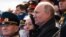 Рускиот претседател Владимир Путин ја гледа воената парада по повод 77-годишнината од победата над нацистичка Германија во Втората светска војна, на Црвениот плоштад во центарот на Москва, Русија, 9 мај 2022 година.