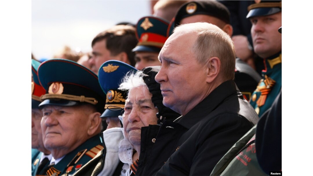 Vladimir Putin, la parada din 9 Mai 2022. Rusia celebrează în 9 Mai Ziua Victoriei. Războiul din Ucraina a deturnat sensul ei, spun comentatorii.