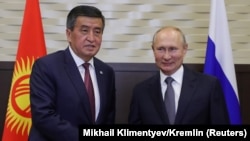 Președintele rus Vladimir Putin (dreapta) dând mâna cu omologul său kirghiz Sooronbay Jeenbekov, contestat în aceste zile în țara sa. Soci, 28 septembrie 2020