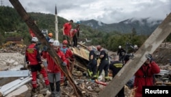 Spasioci u potrazi za žrtvama poplava i odrona u Donjoj Jablanici, BiH, 5. 10. 2024.